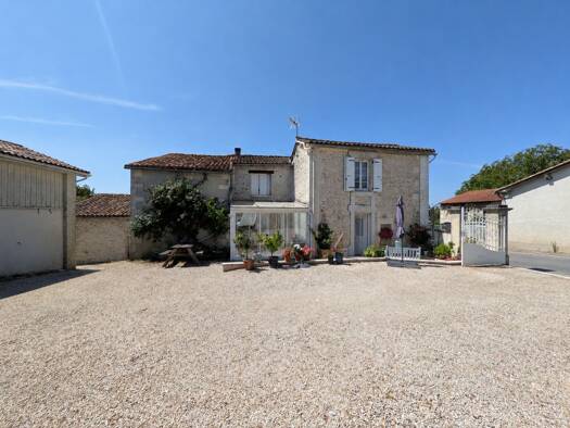 Maison à vendre 216 000 € 8 pièces 4 chambres 116 m² 871 m² de terrain Blanzaguet-Saint-Cybard 16320