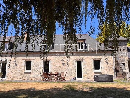 Maison à vendre 372 750 € 6 pièces 4 chambres 182 m² 8 047 m² de terrain Loire-Authion 49800