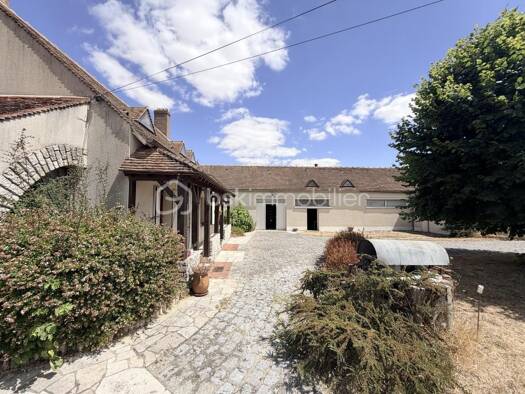 Maison à vendre 211 000 € 10 pièces 4 chambres 201 m² 5 506 m² de terrain Chambon-la-Forêt 45340