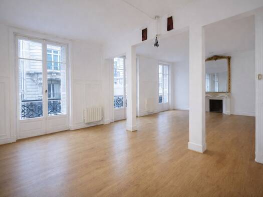 Espace bureau à vendre 1 750 000 € 152,1 m² de bureaux divisible jusqu'à 1 m² Europe Paris 8ème arrondissement 75008