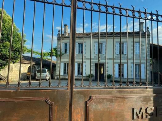 Vignoble à vendre 2 625 000 € 250 m² 184 536 m² de terrain Montagne 33570