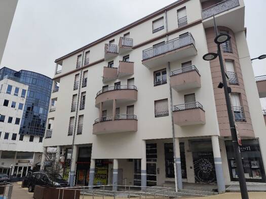 Local commercial à louer 1 300 € 158 m² de surface de vente Oyonnax 01100