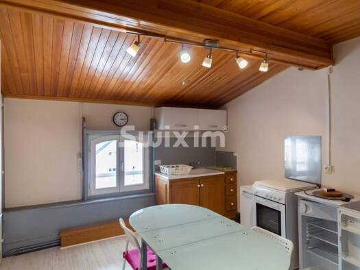 Appartement à louer - logement étudiant 330 € 1 pièce 16,6 m² Étage 3/3 dès le 16/05/2026 Haut et Dessus Hauts de Bienne 39400