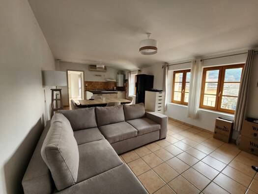 Appartement à louer 650 € 3 pièces 2 chambres 72 m² Étage 2/2 Piolenc 84420