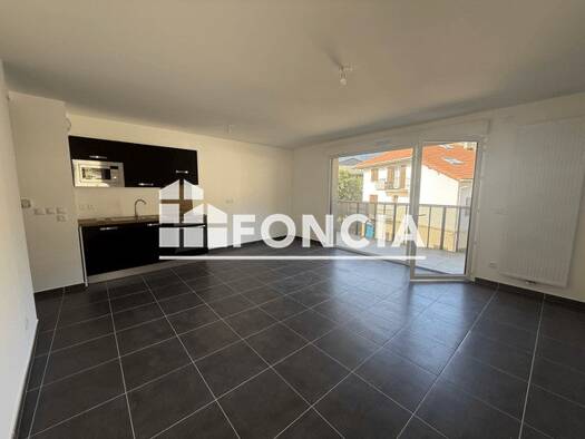 Appartement à louer 1 040 € 3 pièces 2 chambres 65,8 m² RDC Ouest Saint-Gervais-les-Bains 74170