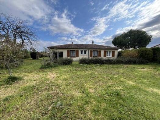 Maison de plain-pied à vendre 149 900 € 5 pièces 2 chambres 100 m² 1 800 m² de terrain Bassac 16120