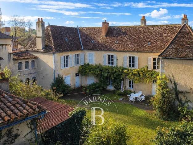 Maison à vendre 445 000 € 13 pièces 6 chambres 396 m² 2 454 m² de terrain Centre Montmorillon 86500