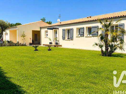 Maison de plain-pied à vendre 280 000 € 4 pièces 3 chambres 112 m² 983 m² de terrain Jazennes 17260