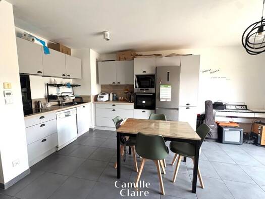 Appartement à vendre 293 000 € 3 pièces 2 chambres 57 m² Étage 2/2 Fuveau 13710