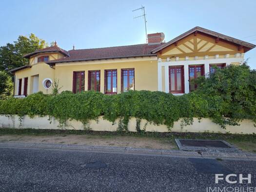 Maison de plain-pied à vendre 355 000 € 9 pièces 4 chambres 205 m² 2 080 m² de terrain Bellerive sur Allier 03700