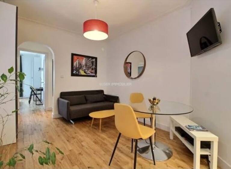 Appartement à louer 1 825 € 2 pièces 1<br/>chambre 42 m²<br/>superficie 3/6<br/>étage Europe Paris 8ème 75008