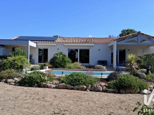 Maison de plain-pied à vendre 398 000 € 5 pièces 2 chambres 131 m² 1 149 m² de terrain Aulnay 17470