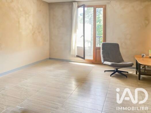 Appartement à vendre 139 000 € 5 pièces 3 chambres 74 m² Étage 4/4 Leclerc-Verdun Nord Est Brie-Comte-Robert 77170