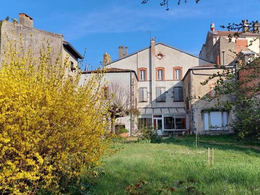 Maison à vendre 550 000 € 11 pièces 7 chambres 338 m² 1 421 m² de terrain Ouest Riom 63200
