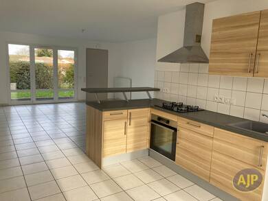 Maison de plain-pied à louer 875 € 4 pièces 3 chambres 82 m² Nuaille 49340