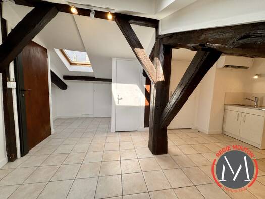 Appartement à louer 699 € 2 pièces 1 chambre 20,7 m² Étage 3/3 Centre-Bourg St Genis Laval 69230
