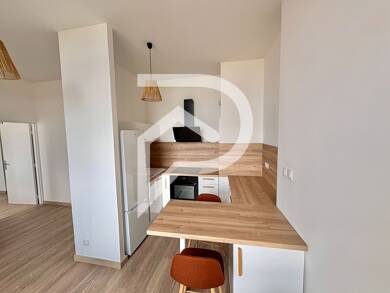 Appartement à louer 800 € 2 pièces 1 chambre 47 m² Dernier étage, Étage 4/4 Centre Ville Est Bourgoin Jallieu 38300