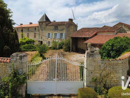 Demeure à vendre 199 000 € 4 pièces 2 chambres 121 m² 1 779 m² de terrain Courcôme 16240