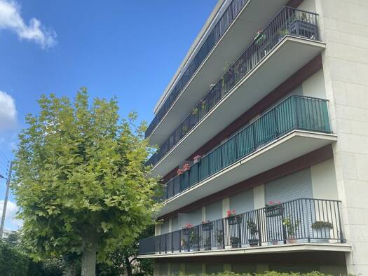 Appartement à louer 695 € 1 pièce 24,7 m² Étage 4/4 Pachot Lainé-François Villon Livry-Gargan 93190