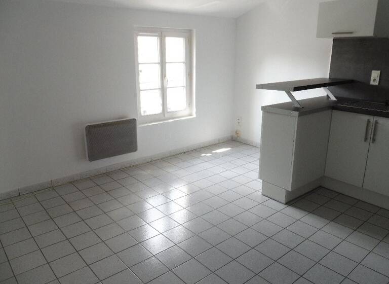 Appartement à louer 380 € 2 pièces 1<br/>chambre 30 m²<br/>superficie RDC/1<br/>étage Saint Ausone-Saint Martin-Saint Gelais Angouleme 16000