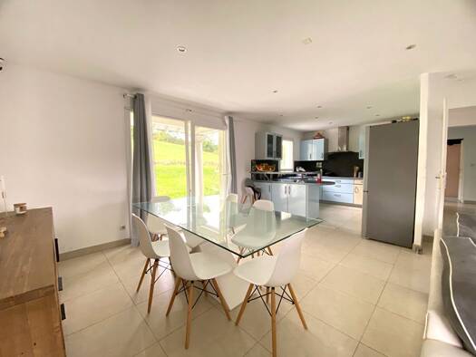 Maison à vendre 399 000 € 6 pièces 4 chambres 172 m² 781 m² de terrain Nord Lons le Saunier 39000