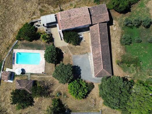 Maison à vendre 899 000 € 7 pièces 4 chambres 233 m² 23 470 m² de terrain Saint-Chamas 13250