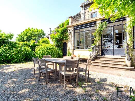 Villa à louer 2 800 € 7 pièces 5 chambres 245 m² 1 000 m² de terrain Caluire-et-Cuire 69300