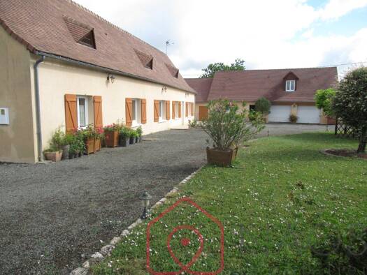 Maison de plain-pied à vendre 280 600 € 6 pièces 4 chambres 186 m² 3 795 m² de terrain Durtal 49430