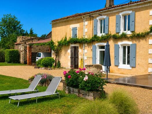 Maison à vendre 447 630 € 7 pièces 5 chambres 180 m² 4 975 m² de terrain Courçon 17170