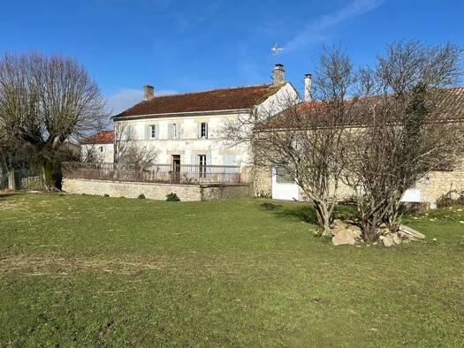 Maison à vendre 299 000 € 9 pièces 5 chambres 205 m² 9 411 m² de terrain Saint-Crépin 17380