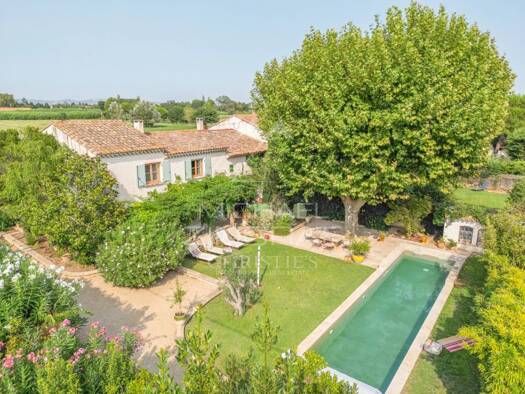 Maison à vendre 760 000 € 8 pièces 5 chambres 207 m² 1 066 m² de terrain Beauséjour-La Fameuse-Moulès Arles 13200