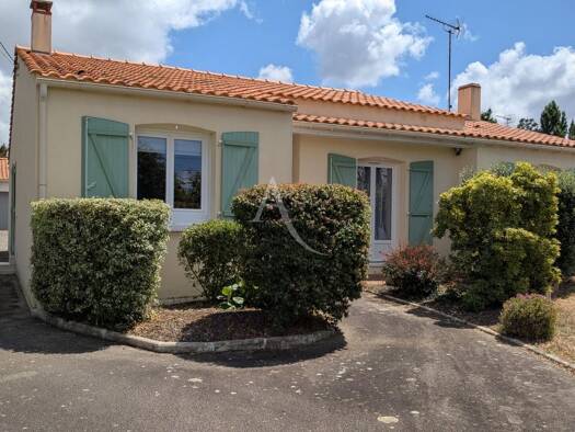 Maison de plain-pied à vendre 276 000 € 6 pièces 4 chambres 117 m² 1 540 m² de terrain Nesmy 85310