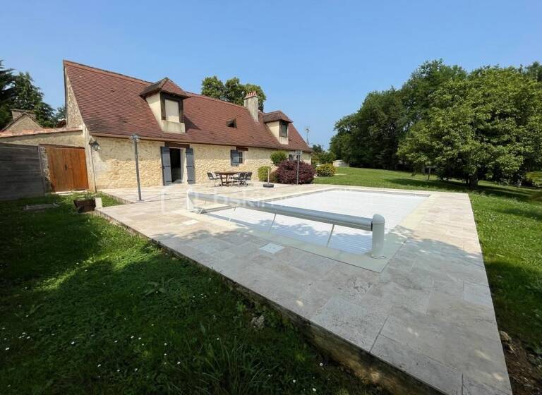 Maison à vendre 312 000 € 5 pièces 4<br/>chambres 100 m²<br/>superficie 11 500 m²<br/>terrain Saint-Georges-de-Montclard 24140