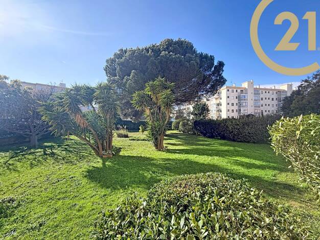 Appartement à louer 700 € 1 pièce 31,4 m² RDC/3 Fréjus 83600