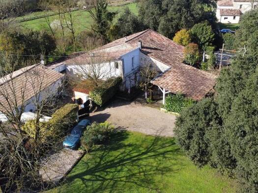 Restaurant à vendre 499 000 € 209 m² d'espace de restauration Baron 33750