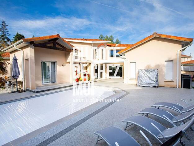 Maison à vendre 595 000 € 7 pièces 5 chambres 214 m² 1 121 m² de terrain Saint-Maurice-de-Gourdans 01800