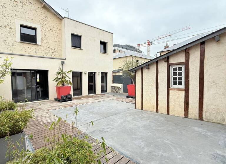 Maison à vendre 534 600 € 8 pièces 5<br/>chambres 187 m²<br/>superficie 219 m²<br/>terrain Laval 53000