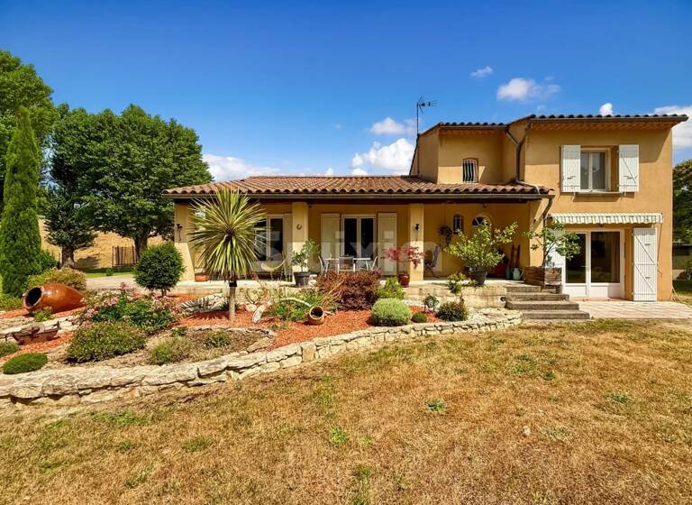 Maison à vendre 299 000 € 8 pièces 3<br/>chambres 170 m²<br/>superficie 1 802 m²<br/>terrain Mornas 84550