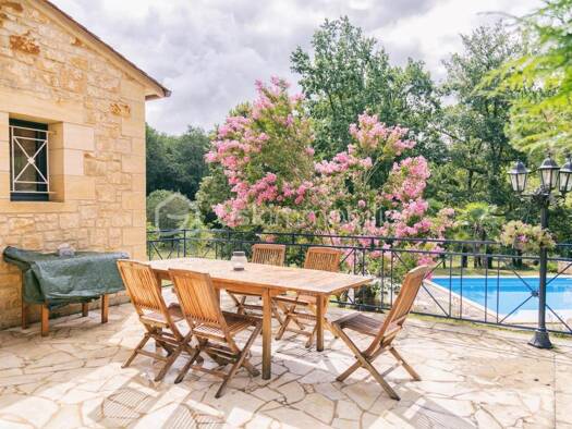 Maison de plain-pied à vendre 441 000 € 6 pièces 3 chambres 178 m² 17 000 m² de terrain Lalinde 24150