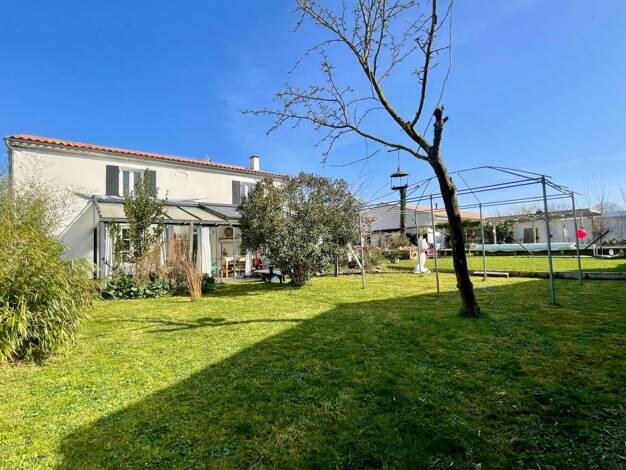 Maison à vendre 385 725 € 4 pièces 3 chambres 150 m² 885 m² de terrain Croix-Chapeau 17220