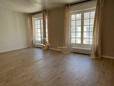 Appartement à louer 1 310 € 3 pièces 2 chambres 88,1 m² RDC Orléans 45000