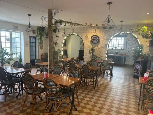 Bar / Café à vendre Fonds de commerce 110 100 € 250 m² d'espace de restauration Bréval 78980