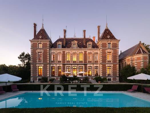 Château à vendre 3 780 000 € 23 pièces 16 chambres 1 600 m² 500 000 m² de terrain Centre Ville Mâcon 71000