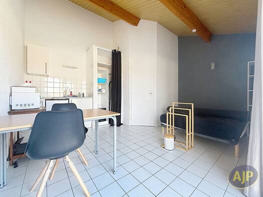 Appartement à louer 440 € 1 pièce 17 m² RDC Le Bourg sous la Roche-Rivoli-Courtaisière La Roche-sur-Yon 85000