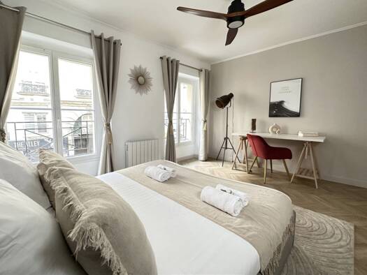 Appartement à louer 5 200 € 5 pièces 3 chambres 100 m² Étage 1/6 Palais Royal Paris 1er 75001