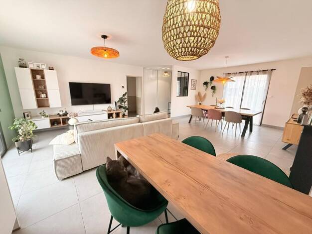 Maison à vendre 330 000 € 4 pièces 3 chambres 98 m² 359 m² de terrain Nord Surgères 17700