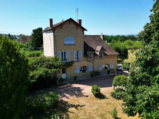 Villa à vendre 570 000 € 15 pièces 8 chambres 276 m² 8 562 m² de terrain Marcigny 71110