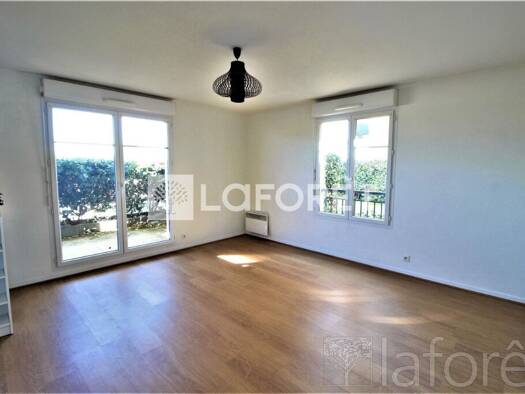 Appartement à louer 599 € 1 pièce 27 m² RDC/3 Merisiers Plaisances Mantes-la-Ville 78711