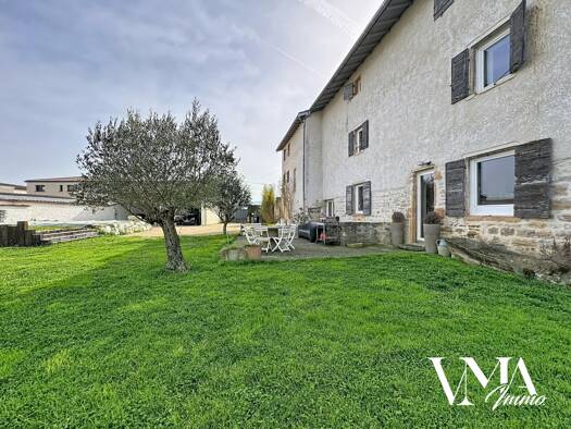 Maison à louer 2 950 € 6 pièces 4 chambres 256 m² 1 193 m² de terrain Quincieux 69650