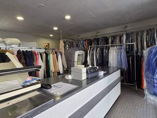 Local d'activités à vendre 93 000 € 70 m² d'espace de stockage Anet 28260